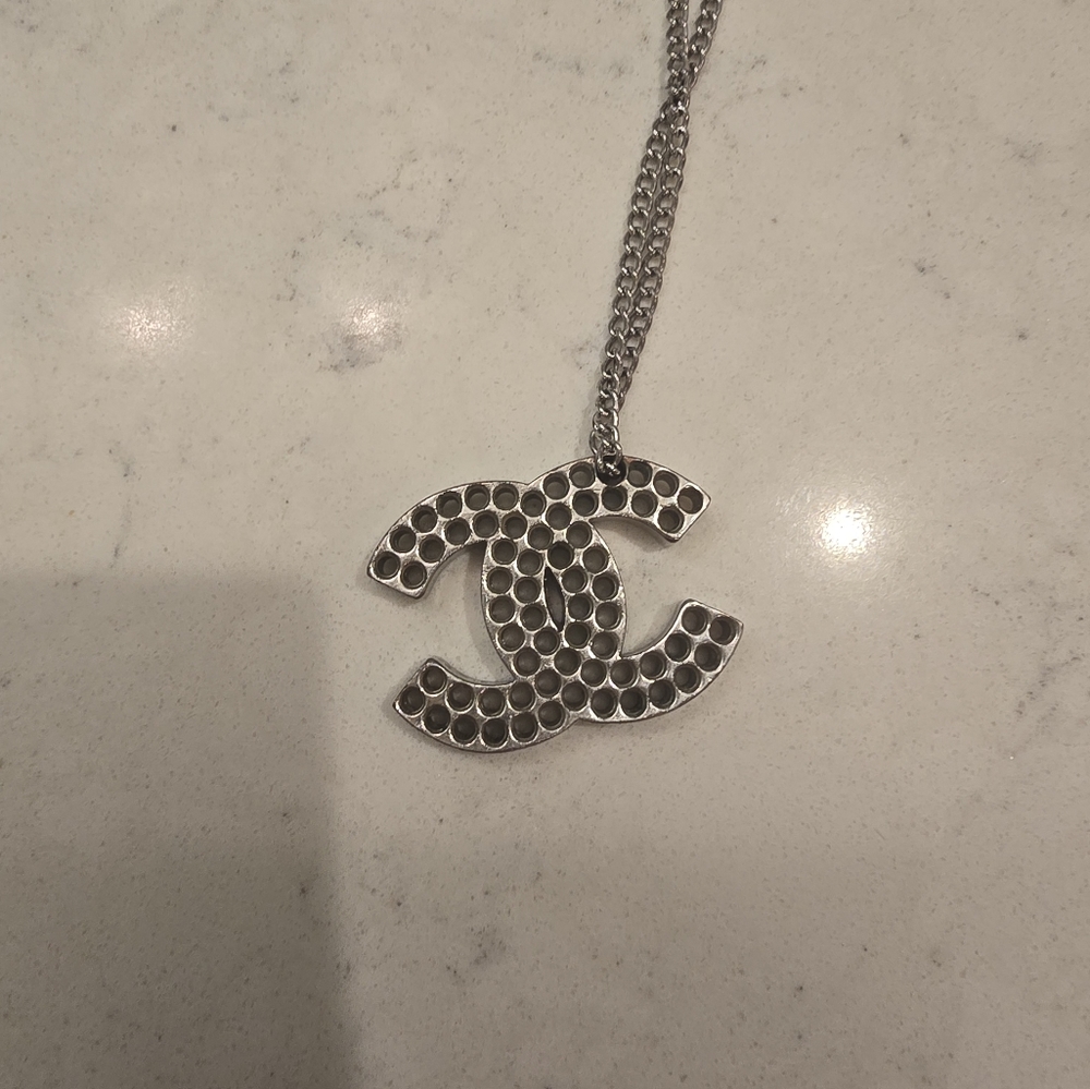 A great CHANEL silver necklace!